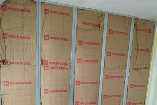 Pose de laine de ver