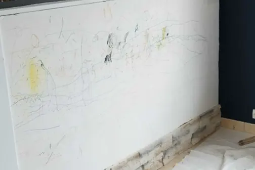 Mur avec des dessins d'enfants